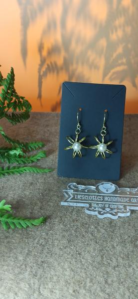 Ohrhänger Kupfer Blüte mit Glasperle goldfarben / Perlmutt-Weiß